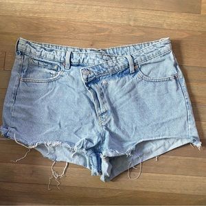 Vintage-look High Rise Criss Cross Waist Button Denim Shorts